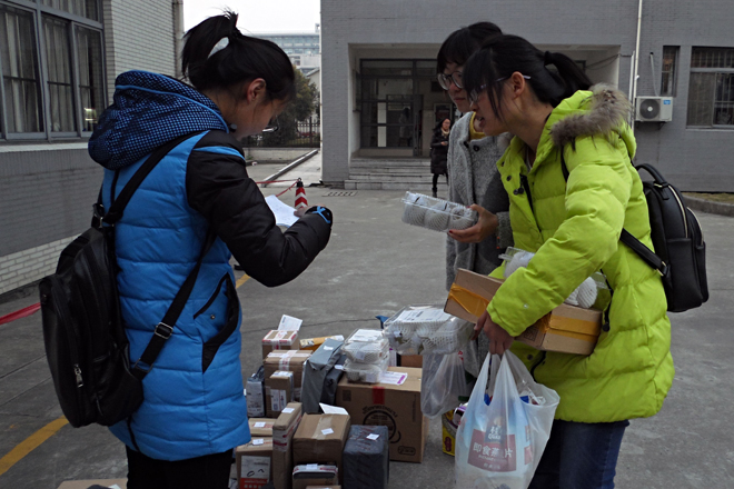 化工学院服务江大师生弘扬助人精神记化工学院校园免费代取快递活动