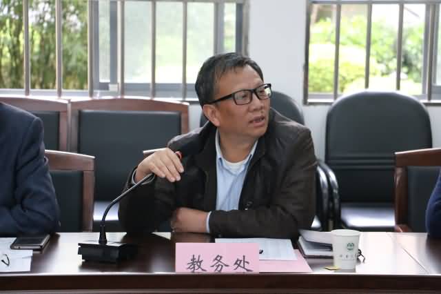 我校召开藏族学生代表座谈会